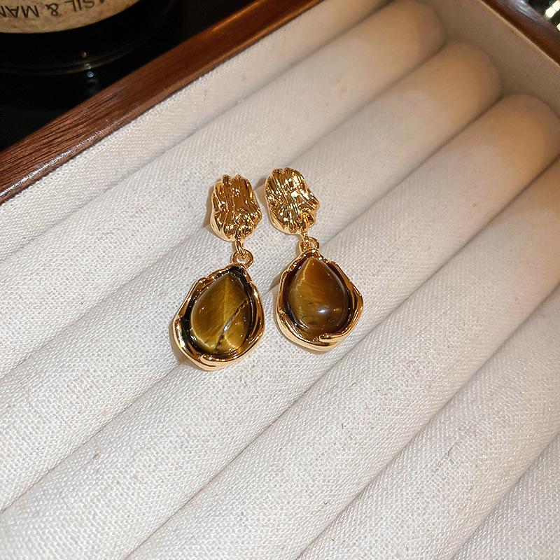 Silver Needle Tiger Eye Earrings - Retro High-End Studs with Niche Versatile Style and Elegant Temperament