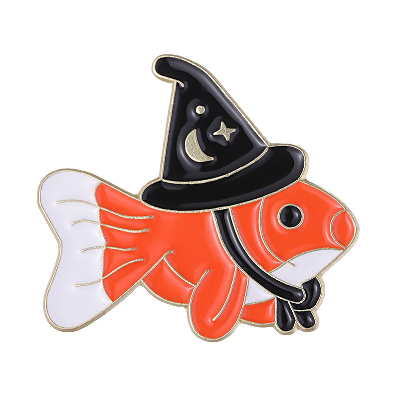 Pin's Émaillés Poisson Rouge Personnalisés Broches Chapeau de Sorcière Col de Chemise Revers Badges Mignons Drôles Animal Sorcier Bijoux Cadeau pour Enfants Amis