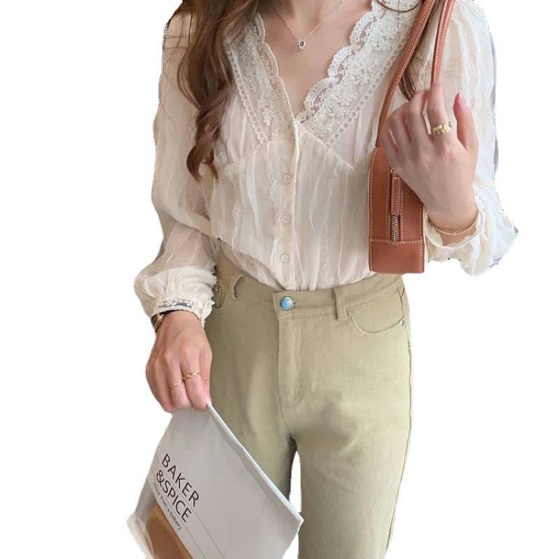 Elegante Blusa in Pizzo e Chiffon con Scollo a V - Collezione Primavera Donna 2022
