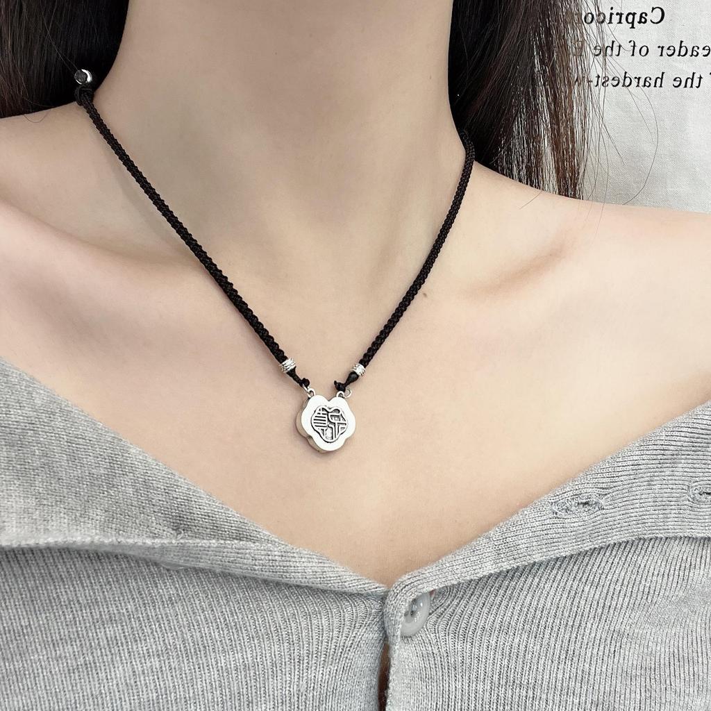 Xiaohongshu's Stylish Peace Lock Necklace Is a Trendy, High-value Piece. A Lightweight Luxury Accessory with a Unique Personality for Women.