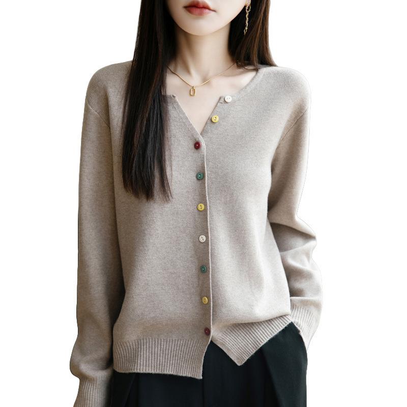 The New Soft and Smooth Knitted Sweater for Autumn Is Stylish and Slimming. It Can Be Paired with A V-neck Cardigan for Women