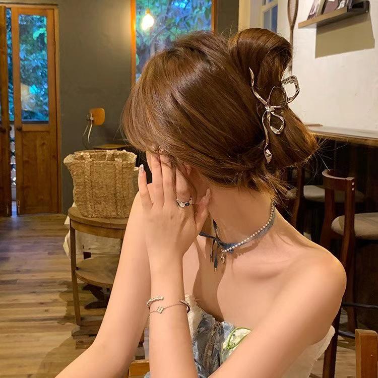 

Elegant Large Bow Hair Clip - Minimalist Luxury Hair Accessory for Women