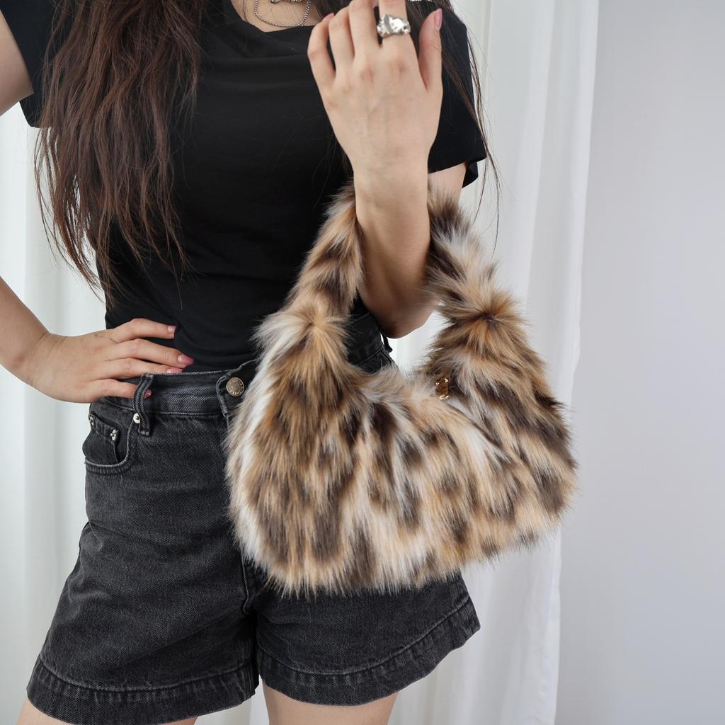 Fluffy Purses for Women Cute Fuzzy Tote Handbag Plush Y2K Hobo Shoulder Bag Faux Fur Clutch Bag Fuzzy Women's Plush Purse Underarm Handbag Hobo Tote