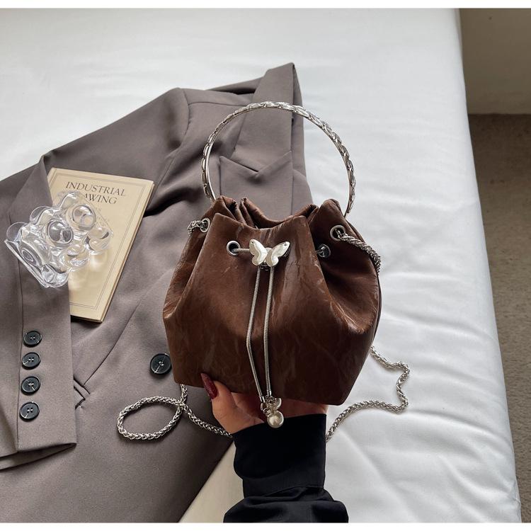 

Niche design portable small bag women s 2025 new fashion foreign style chain messenger bag retro commuter bucket bag темно-коричневого