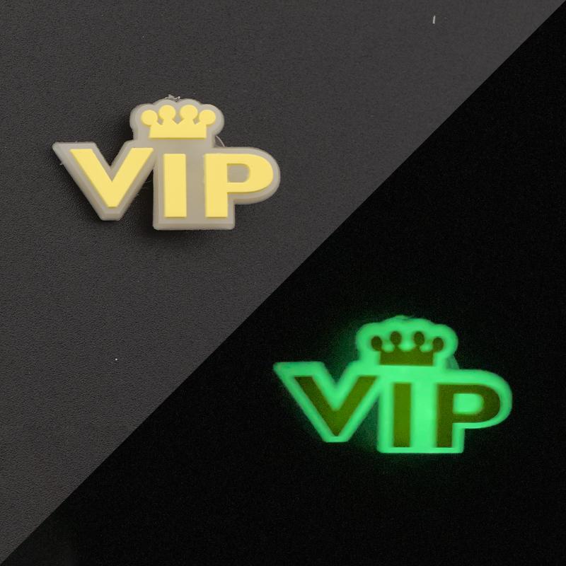 Set Nou de Accesorii Luminoase pentru Pantofi Sandale Tip Croc Decorare Pini Accesorii Pantofi DIY pentru Bărbați Femei Copii Litere Curcubeu Mâncare