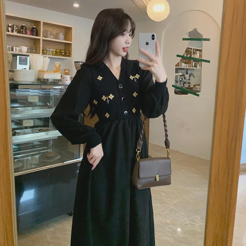 Large Size Retro French V-Neck Dress with Floral Embroidery and High-End Waist Design