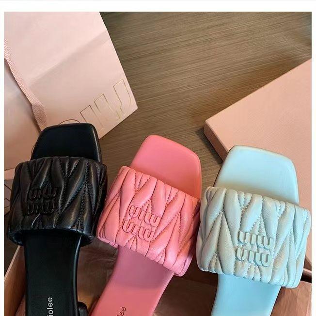 2025 printemps et été version coréenne de pantoufles cool pour femmes nouvelles à semelle plate à bout carré dénudées pour la plage style féerique pantoufles une bride