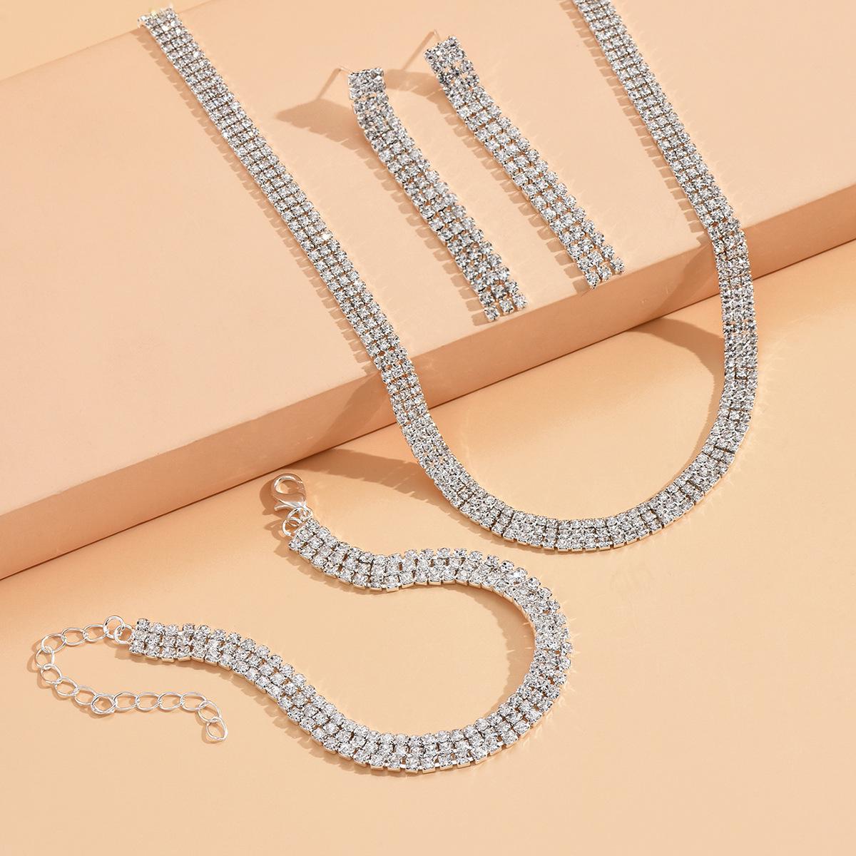 

Трендовый свадебный набор из трех предметов 2022 года: Колье, серьги-пусеты и браслет для вечерних мероприятий