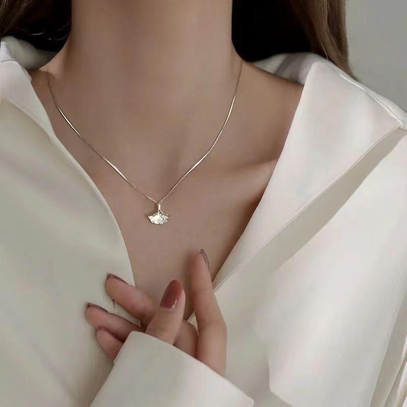 Korean Style Ginkgo Leaf Pendant Necklace - Versatile & Trendy Clavicle Chain Jewelry for Women 