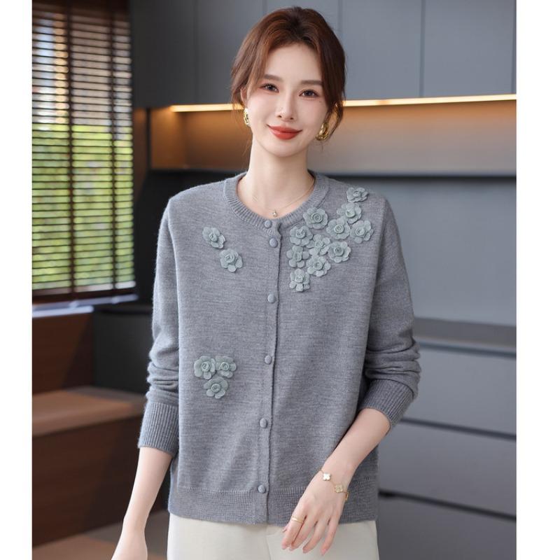 

Mom s three-dimensional flower knitted cardigan autumn new fashion sweater women s middle-aged and old women s clothing XL серый