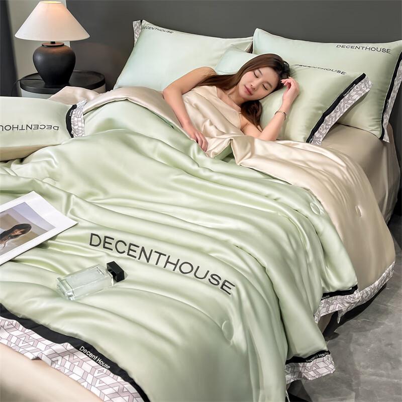 

Nordic Style Ice Silk Summer Quilt 150x200cm