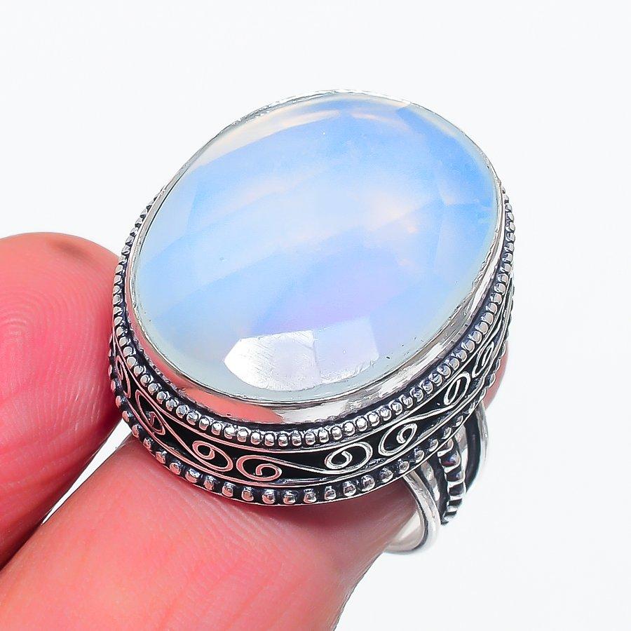 

Кольцо из серебра 925 пробы с натуральным молочным опалом, размер 7 v2L22