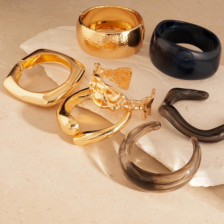 European & American Snake Pattern Metal Bangle - Luxury Fashion Bracelet with Unique Design