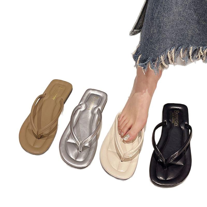 Flip-flops are fashionable for summer wear, new flat-bottomed toes, cool and non-slip sandals, beach shoes.