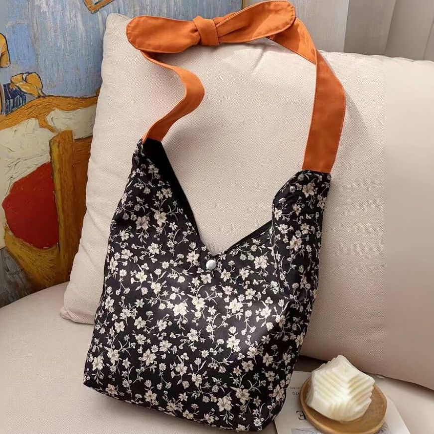 

Это нишевая ретро-холщовая сумка с цветочным контрастным рисунком, милая и универсальная студенческая сумка двойного назначения через плечо. чёрный