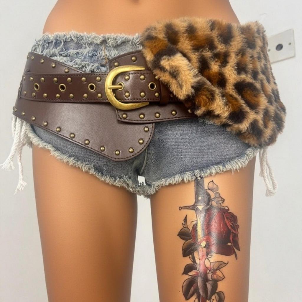 The New Leopard-print Plush Mute Rivet Punk Street Belt Waistband Features A Millennial Hot Girl From Europe and America