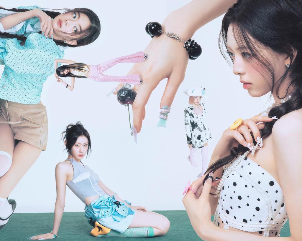 [Pre-Order] ITZY Motto Kpop Album Photocard Official Random Cake Clicker Keyring Version