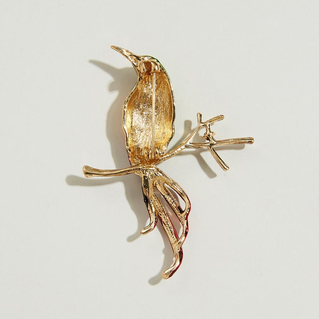 Exquisite Strassvogel auf Ästen sitzend für Damen Herren Cartoon Süßer Kolibri Emaille-Anstecker Tierabzeichen Kleidung Schmuck