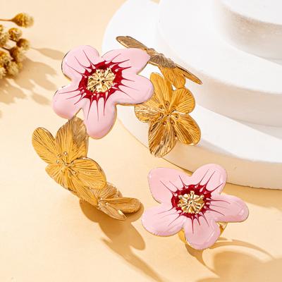 Un ensemble de tailleurs pour femmes, un ensemble bracelet et bague fleur colorée, adapté pour le quotidien et les vacances