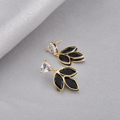 Boucles d'oreilles puces feuille délicates, Bijoux élégants en zircon, Boucles d'oreilles simples pour femmes, Boucles d'oreilles mode douces