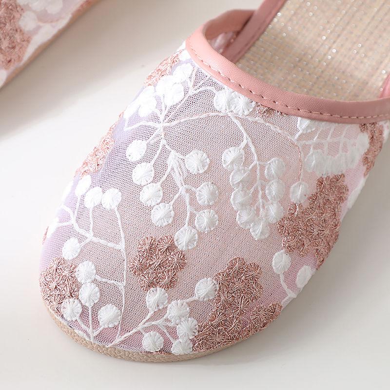 Sommer-Zehensandalen mit Zehenkappen und Halbschuhe für Damen, Tragen von Damensandalen und bestickte Damenschuhe