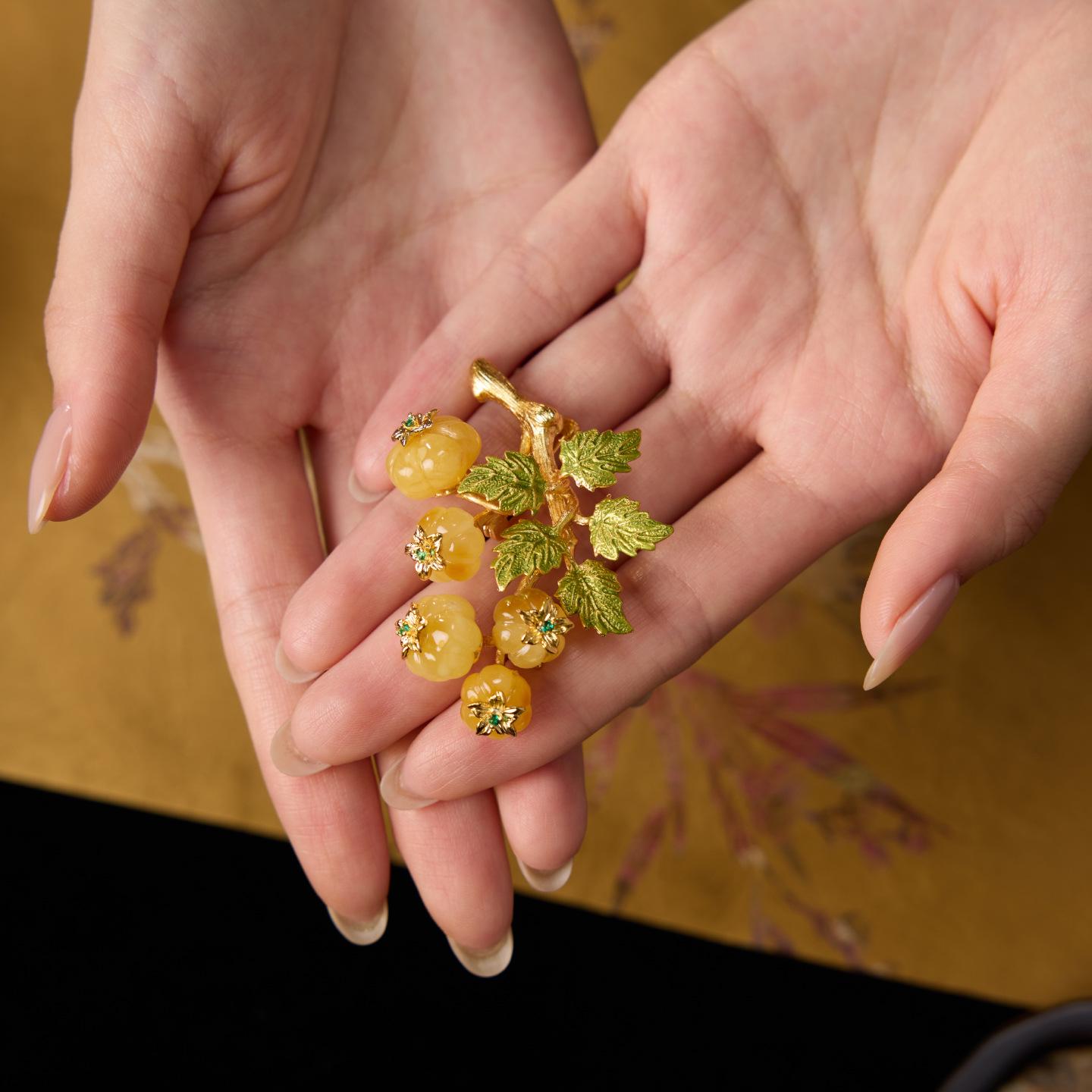 

Янтарная восковая брошь: Элегантный Ретро Дизайн Аксессуар к Ципао и Подарочная Брошь