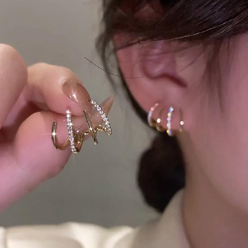 Серьги-каффы с кристаллами на четыре когтя: Модный, Высококлассный Дизайн для Шикарного Образа серебряный