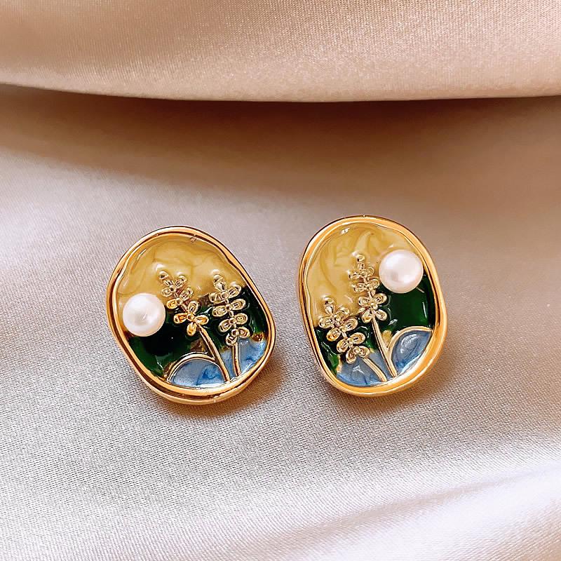 Vintage French Retro Teardrop Pearl Earrings: Court Style Silver Needle Dangles