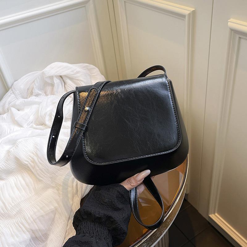 

Простая и модная ретро маленькая квадратная сумка из масляной кожи, женская, нишевый дизайн, чувство продвинутого офисного стиля, иностранный стиль, сумка-мессенджер чёрный