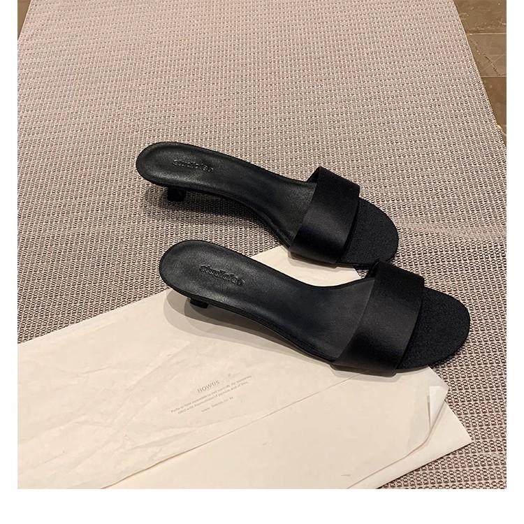 Grape Mother of the Same Style, Minimalist Temperament Silk Word with High Heels Kitten and Leather Cool Slippers Women's Summer Style