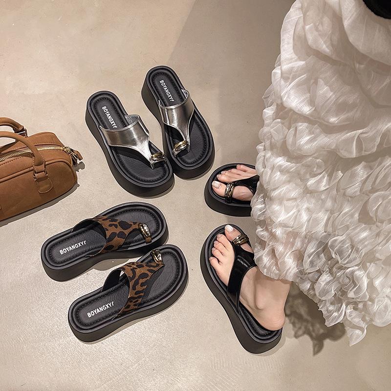 Thick-soled heel cover toe cool slippers women's summer wear 2025 new models with skirts beach sandals flip-flops