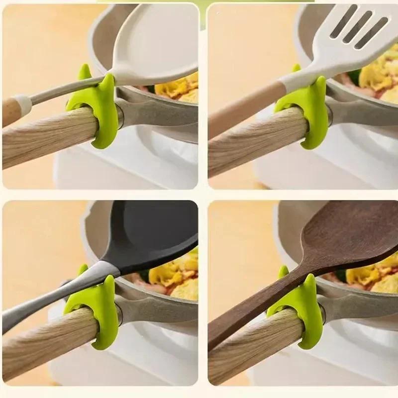 1Pcs Multifunction Kitchen Spatula Holder Pan Side Scoop Clamp Cooking Utensils Soup Spoon Holder Universal Shovel Storage Rack