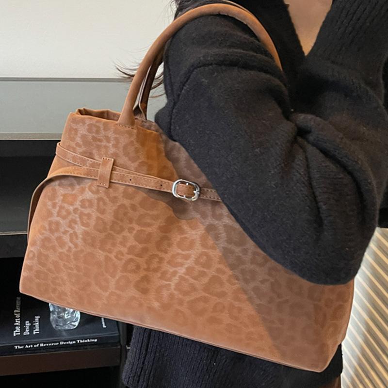 Handbag: European and American Retro Tote Bag with Suede and Large Capacity for Commuting