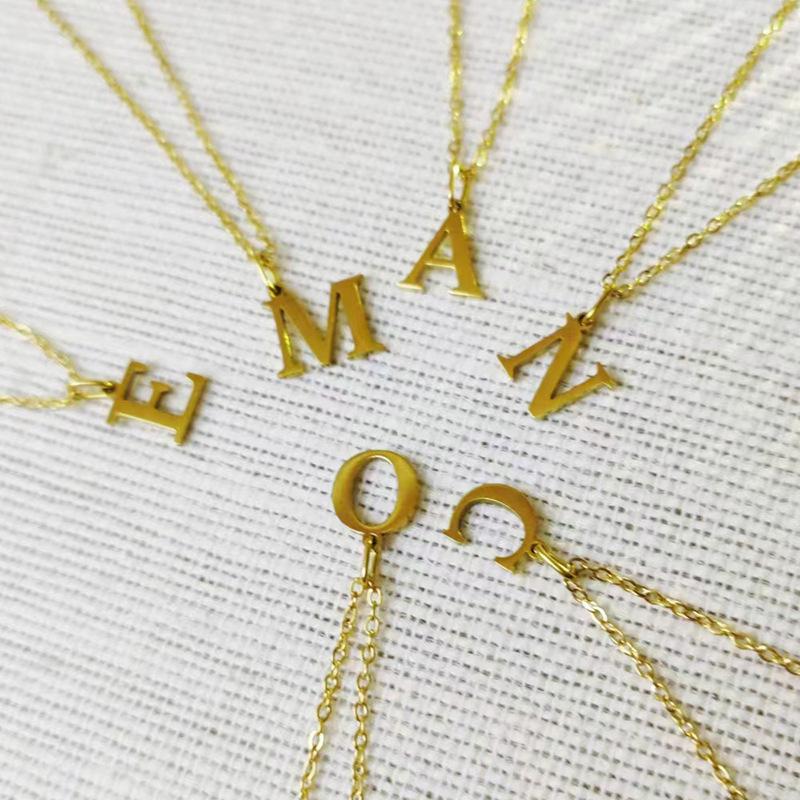 Elegante Collar con Colgante de 26 Letras para Mujer - Diseño Único Cadena para Clavícula de Acero de Titanio