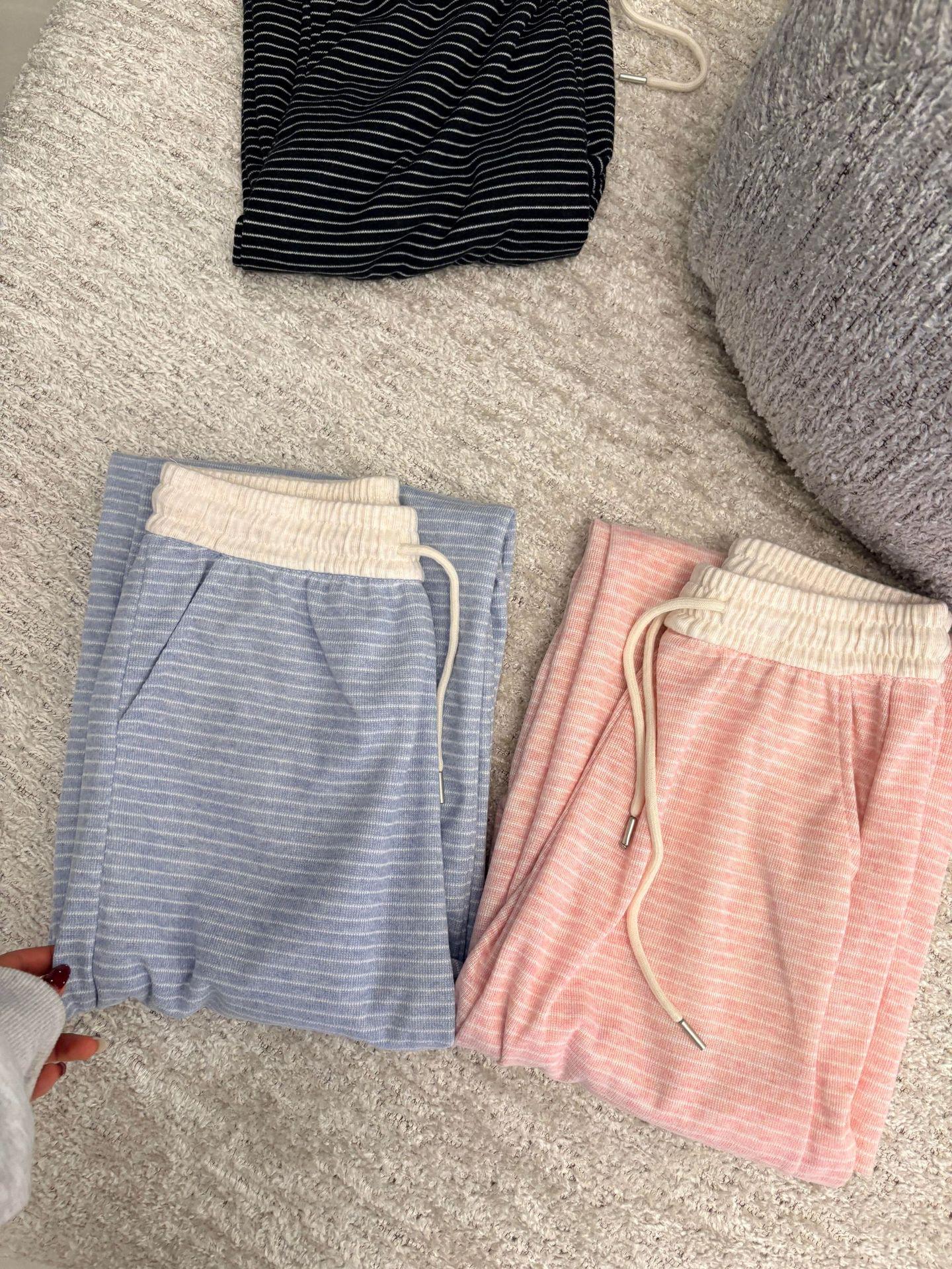 

Winter Striped Velvet Slimming Casual Pants – High Waist, Loose Fit, Comfortable, with Drape Effect for Elongated Legs M (Height 150-158 cm, Length ~98 cm)