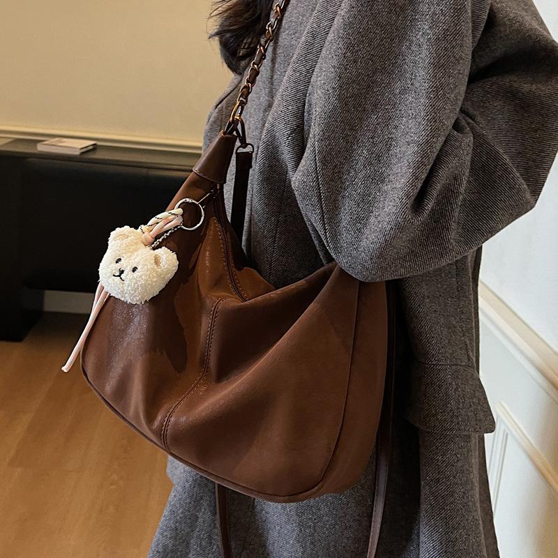 Large capacity versatile commuter messenger bag women's 2025 new fashion retro tote bag matte texture shoulder