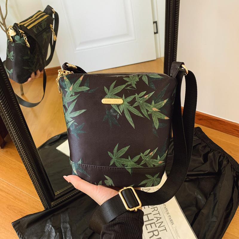 

Lightweight waterproof nylon small bag women s new large capacity fashionable versatile shoulder messenger bag чёрный