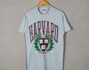 Vintage 80er HARVARD UNIVERSITY T-Shirt Größe M / 1980er Harvard Crimson University College Souvenir Alumni Massachusetts Ivy League Shirt