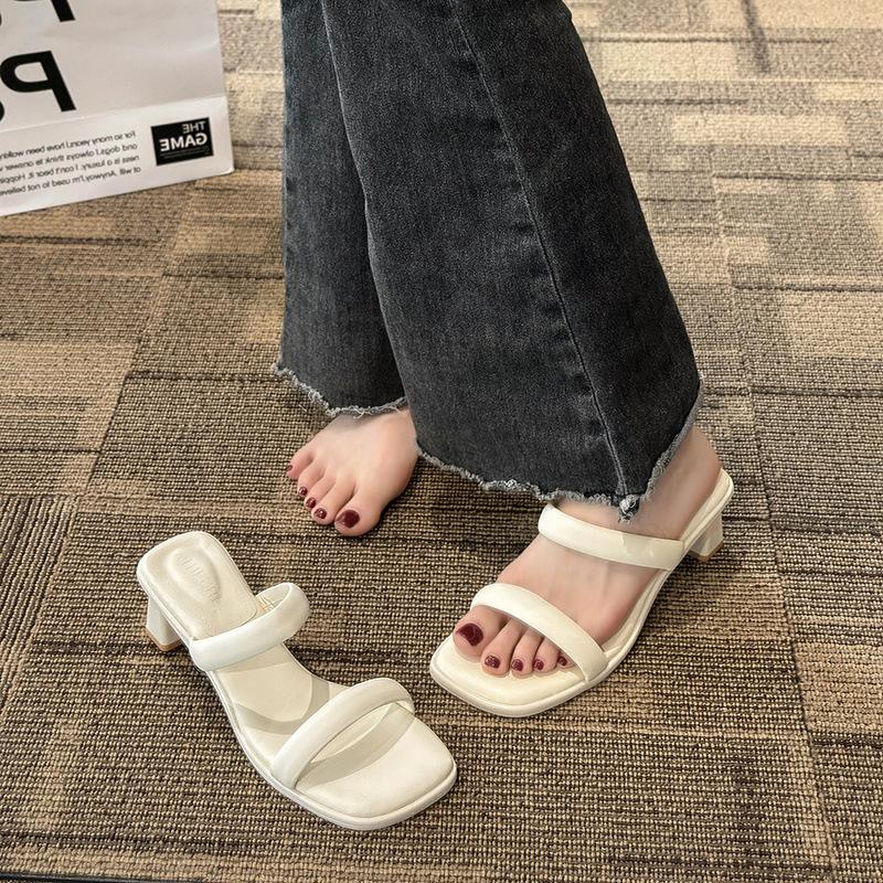 

Крутые тапочки на высоком каблуке для верхней женской одежды, лето 2025, новые высококачественные босоножки с одним словом во французском стиле на толстом квадратном каблуке 35