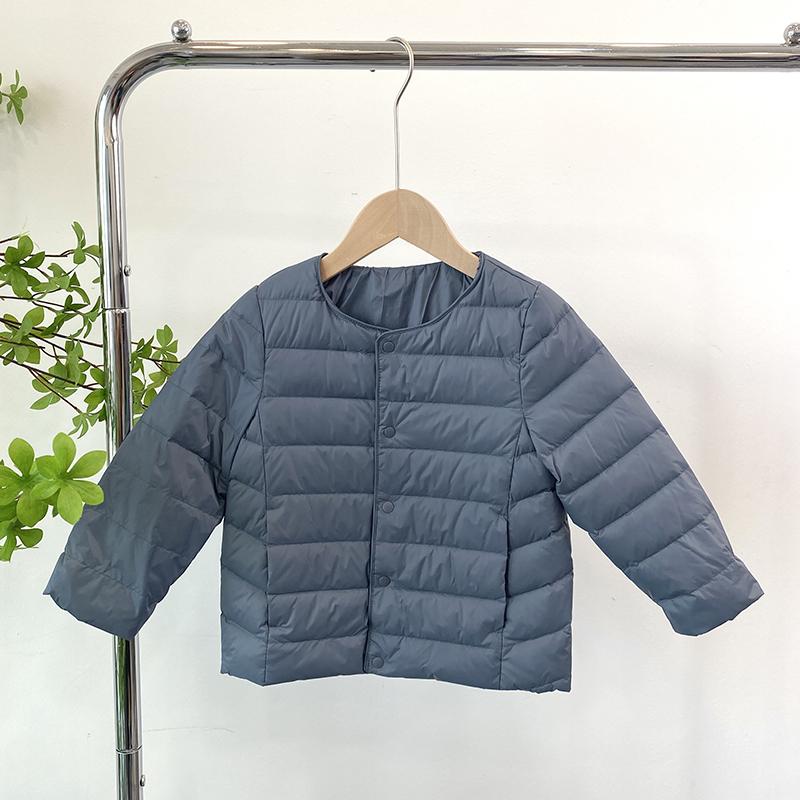 Leichte Daunenjacken für Kinder im Winter werden über dem Innentank getragen.. Im Winter 2025 haben ältere Kinder, Mädchen und Babys weiße Entendaunen.