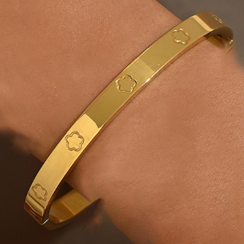 Zestaw bransoletek ze złota i stali nierdzewnej z ćwiekami wysadzanymi diamentami, akcentami gwiazd i bransoletkami z czterolistną koniczyną.