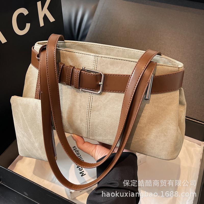 This year's popular bags are women's autumn and winter 2025 new niche design messenger bags, high-end single shoulder underarm handbags.