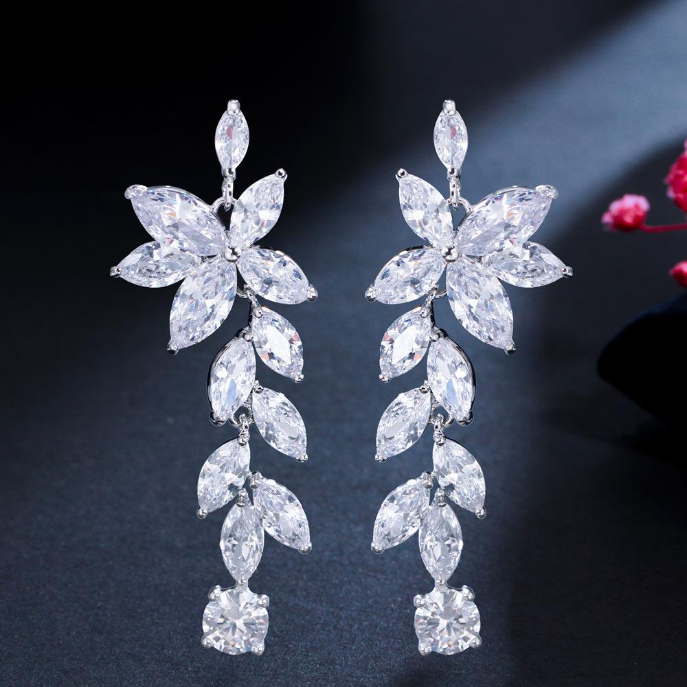 

Длинные серьги-пусеты с цирконом в виде цветка, Темпераментные серьги с инкрустацией цирконом, Уличные сценические аксессуары белого золота