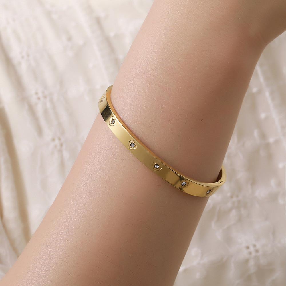 Modernes Titanstahlarmband mit Herzmuster für Damen und Herren Modeschmuck