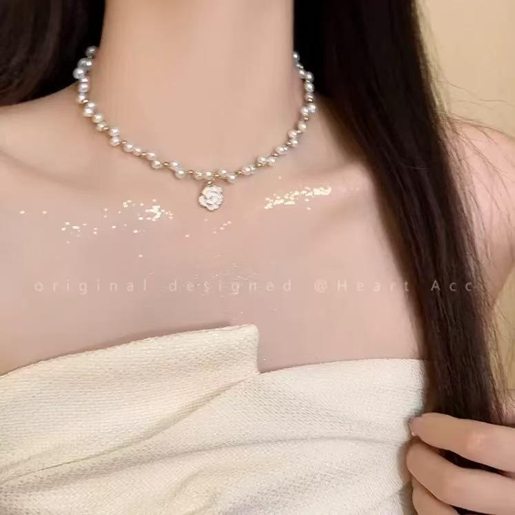 Necklace Female Niche Design High-end Temperament Simple Clavicle Chain Versatile Simple Light Luxury Neck Chain Sweet Powder Crystal