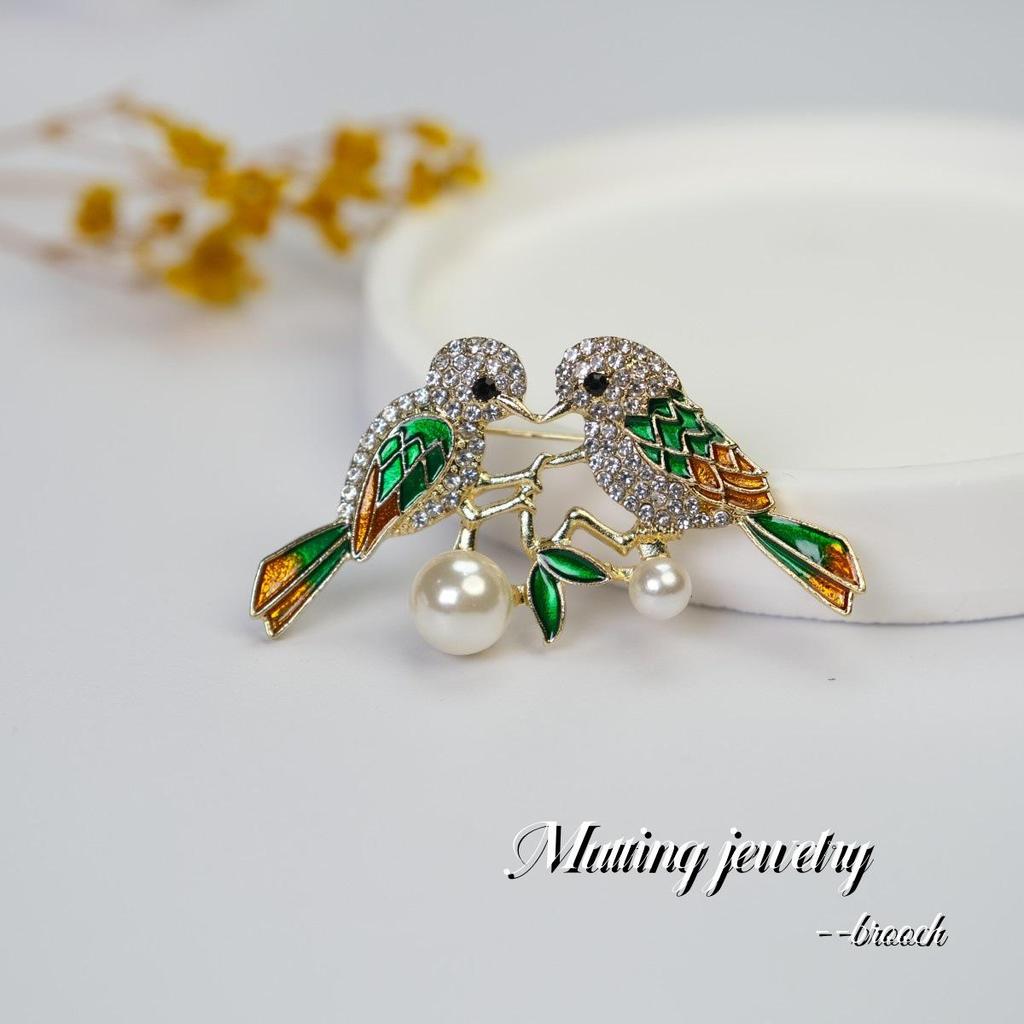 Luxury Magpie Brooch with Diamond and Pearl Inlay - Chic, Versatile Fashion Accessory.