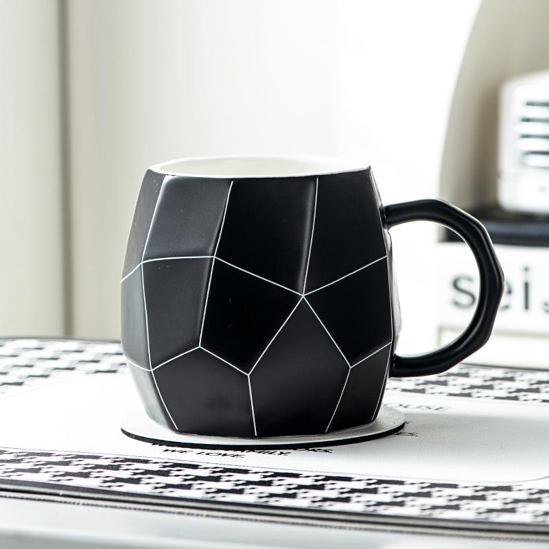 

Минималистичный геометрический набор кофейных кружек с линейным рисунком, крышкой и ложкой 400ML