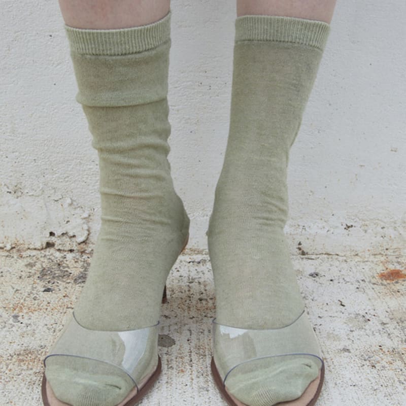 Monochrome [online exclusive]25 rough dyeing socks (smoke green)