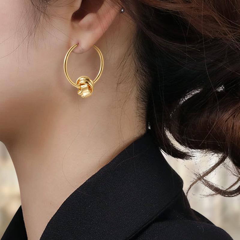 Elegant Gold Twisted Hoop Earrings: Luxurious Korean-Style Circle Accessories for Women.