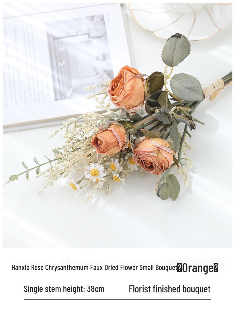 

Искусственная цветочная композиция из роз и ромашек для украшения стола